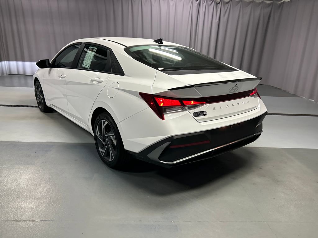 Used 2025 Hyundai Elantra Sport image 5