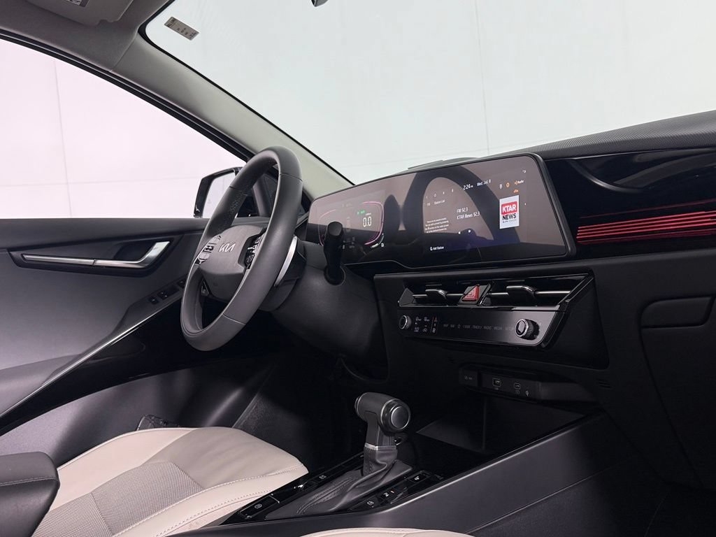 Used 2024 Kia Niro EX Touring FWD image 32