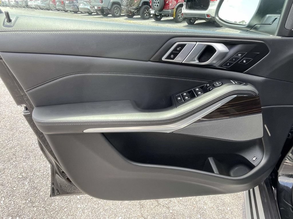 Used 2025 BMW X5 xDrive50e AWD/4WD image 14