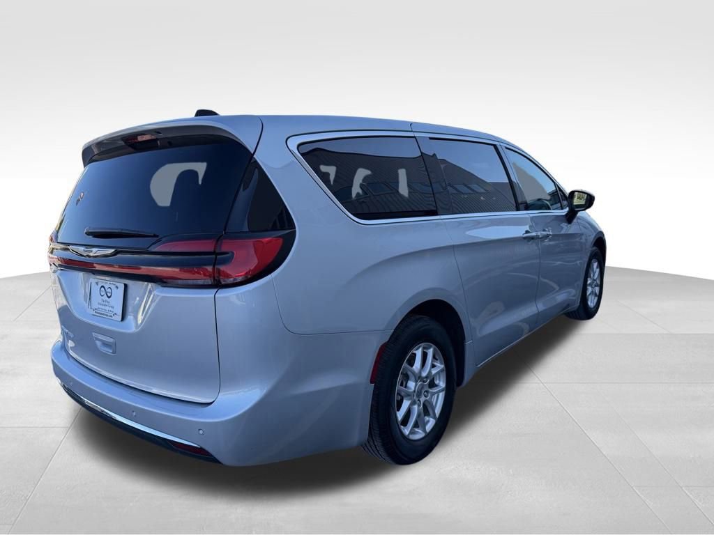 Used 2024 Chrysler Pacifica Touring-L image 7