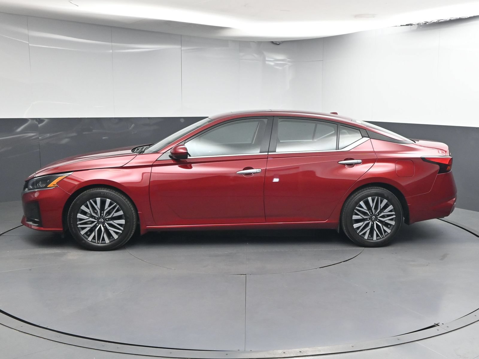 Used 2024 Nissan Altima 2.5 SV w/ SV Premium Package FWD image 4