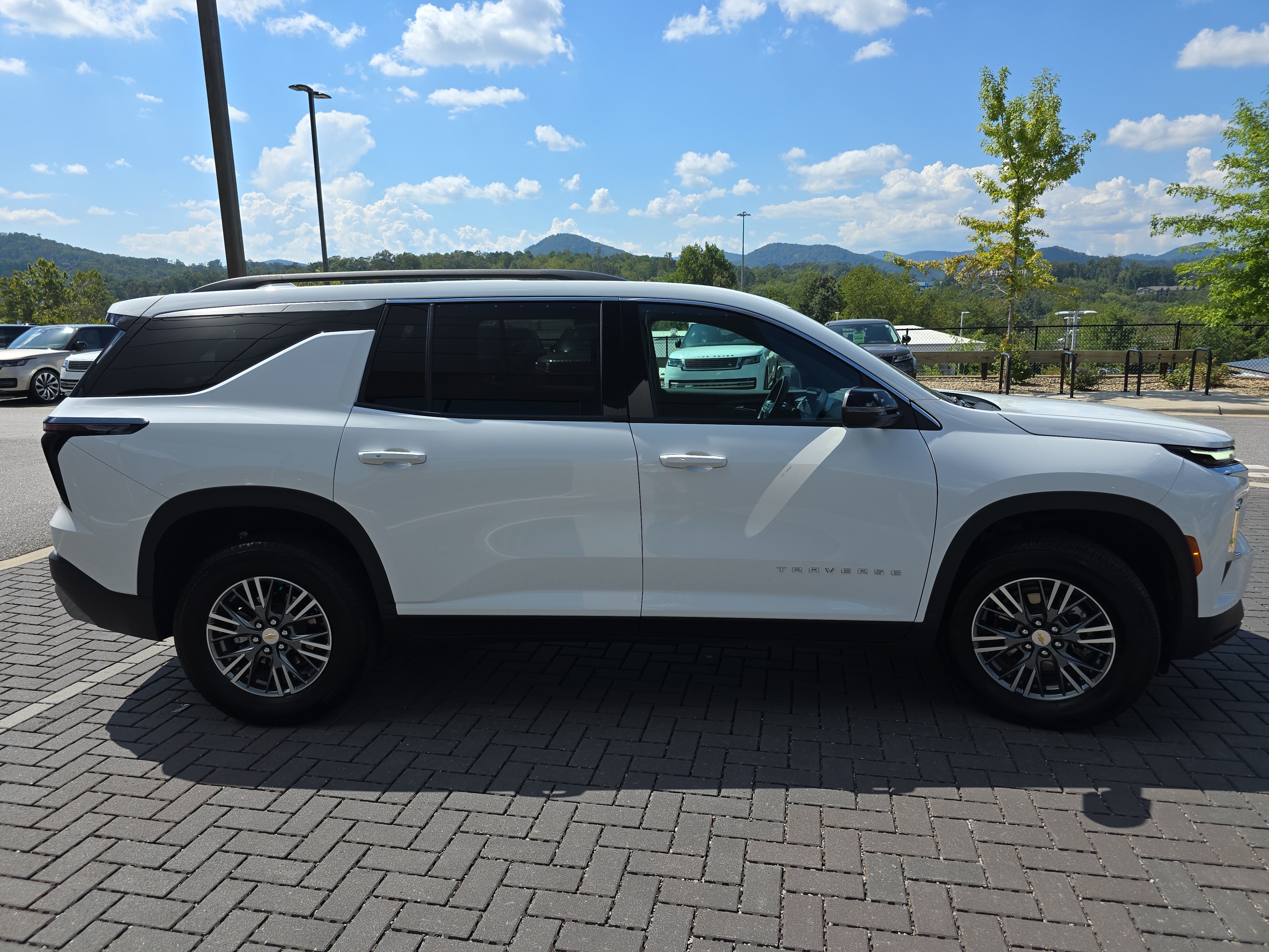 Used 2025 Chevrolet Traverse LT FWD image 4