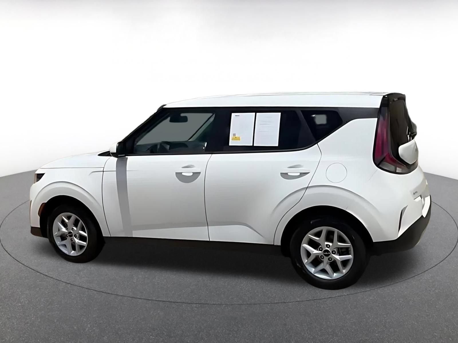 Used 2025 Kia Soul LX w/ LX Technology Package FWD image 10