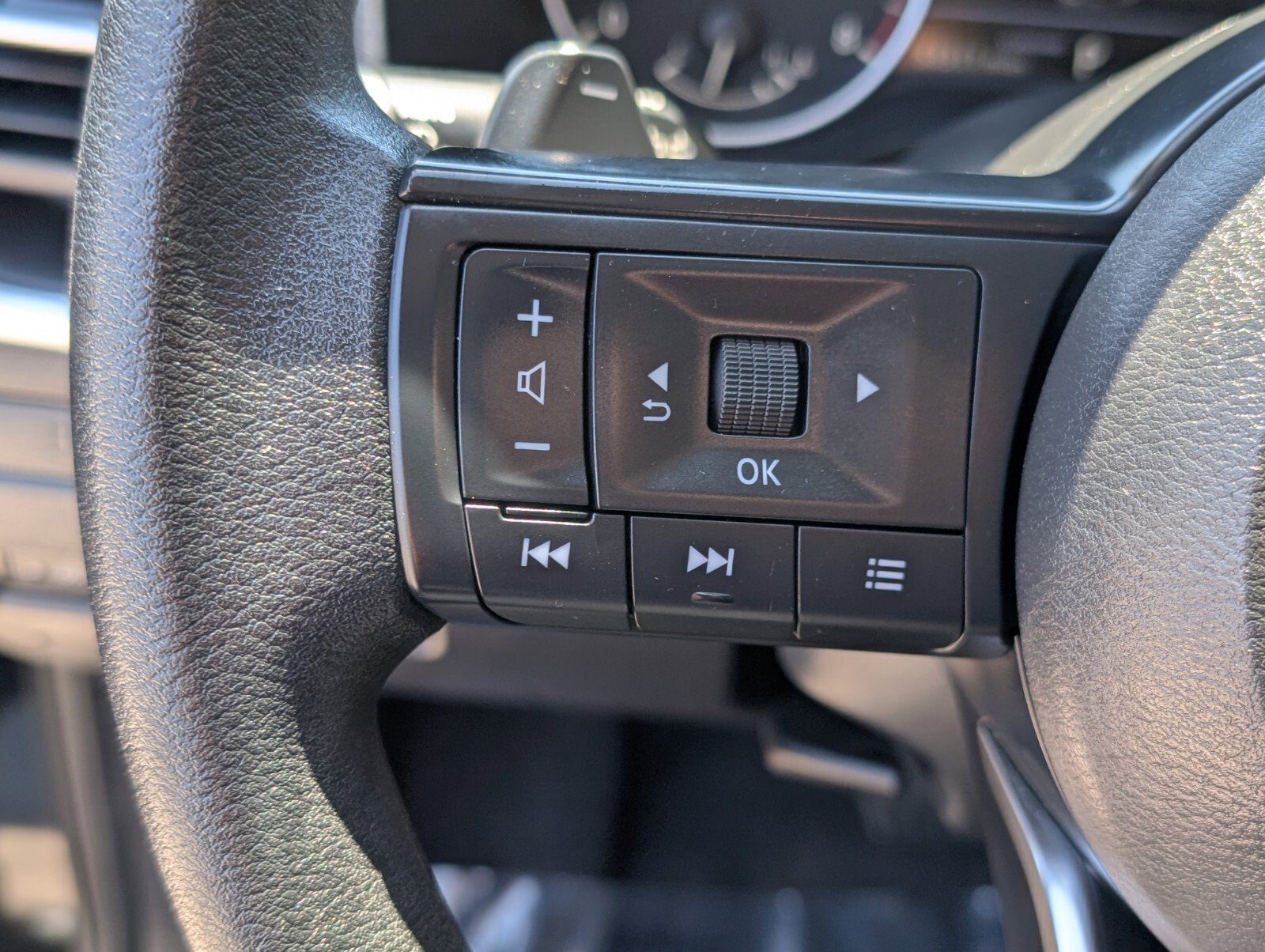 Used 2023 Nissan Rogue S FWD image 30