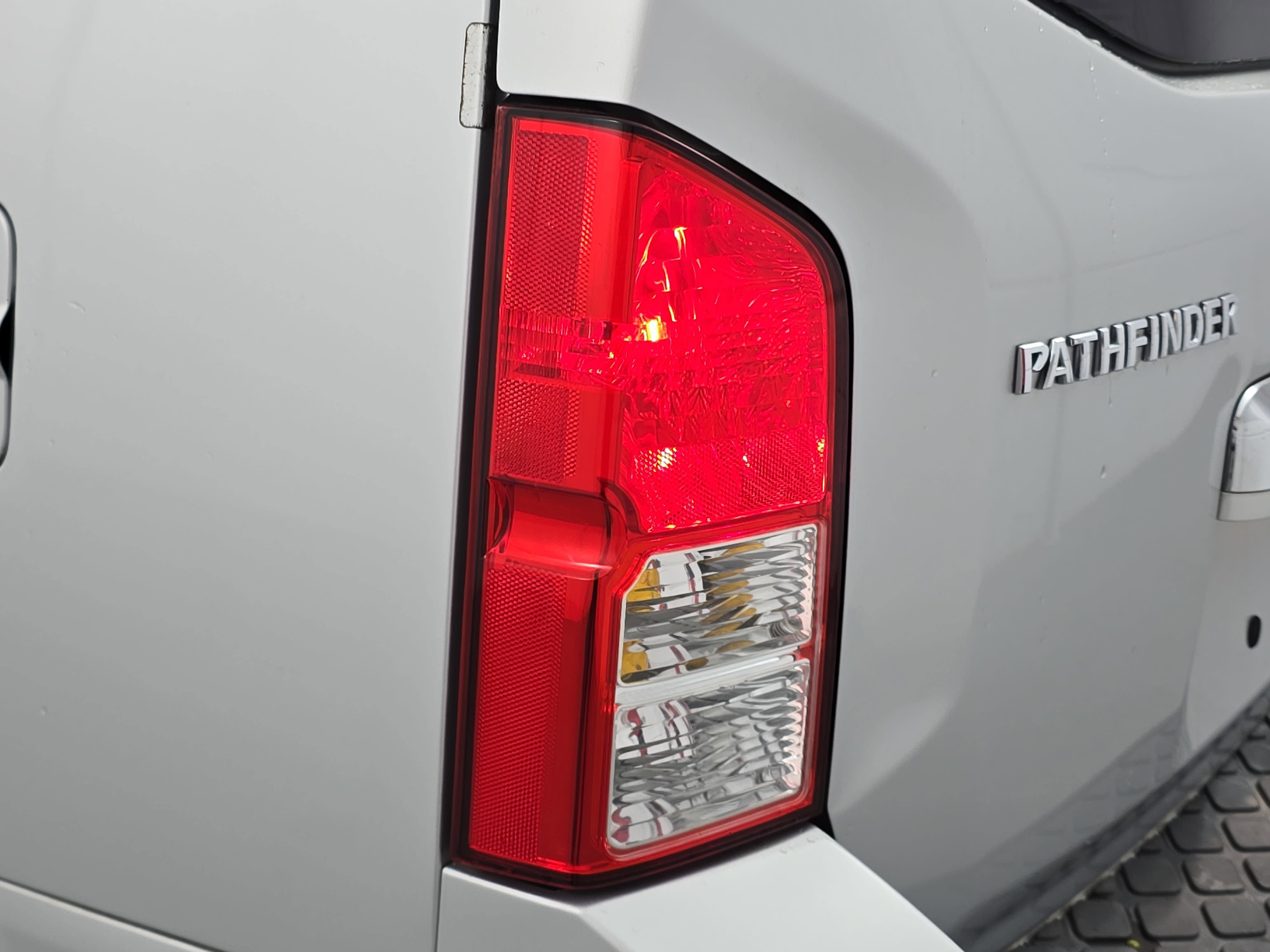 Used 2010 Nissan Pathfinder LE w/ Navigation Pkg AWD/4WD image 34