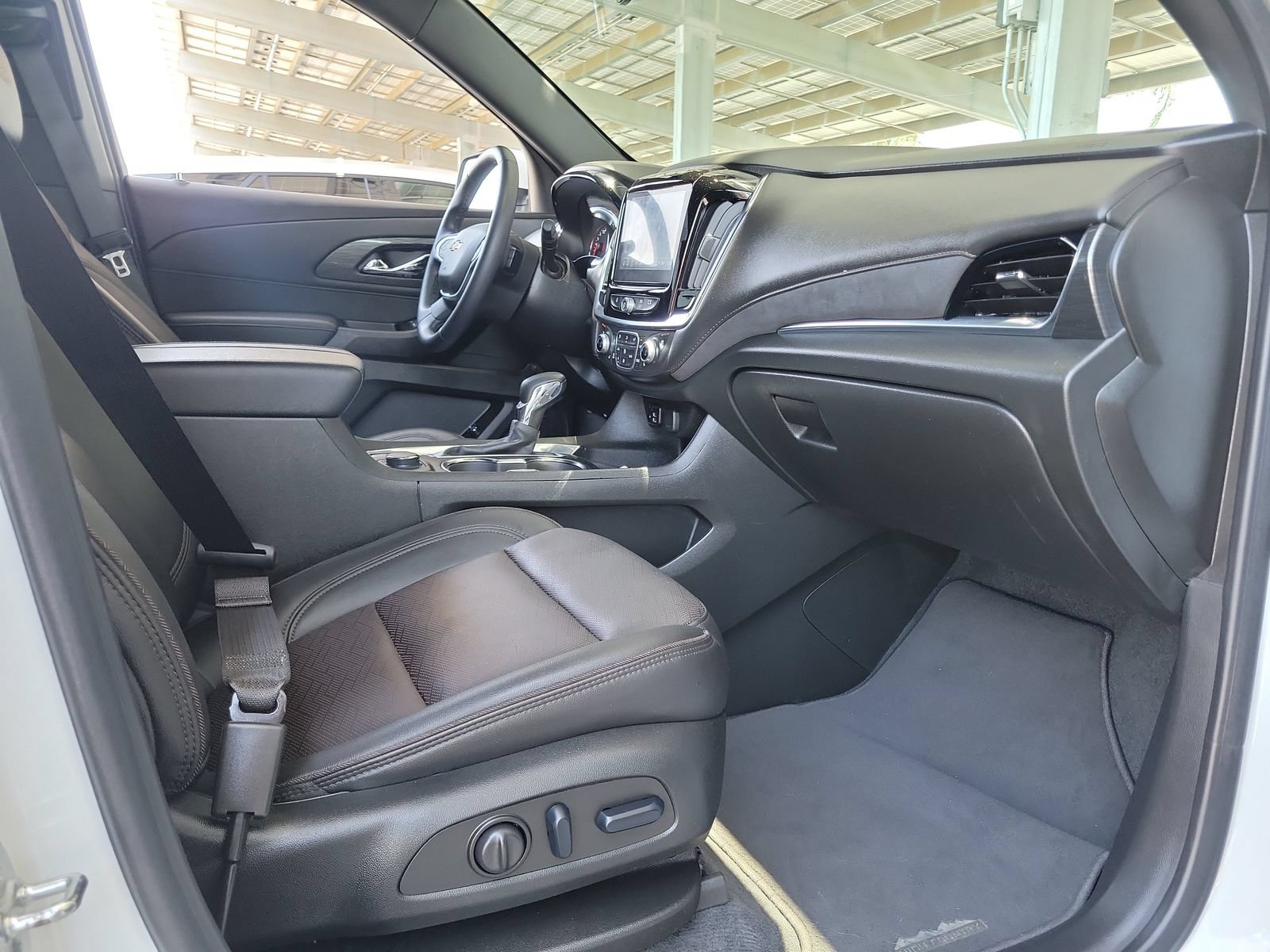 Used 2023 Chevrolet Traverse High Country FWD image 23