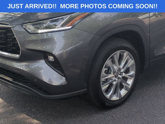 Used 2025 Toyota Highlander Limited FWD image 9