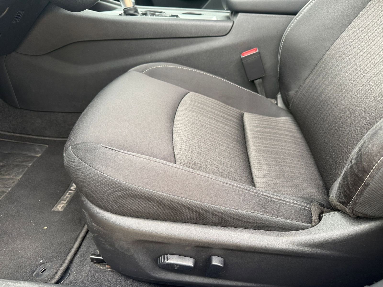 Used 2025 Nissan Altima 2.5 SV FWD image 22