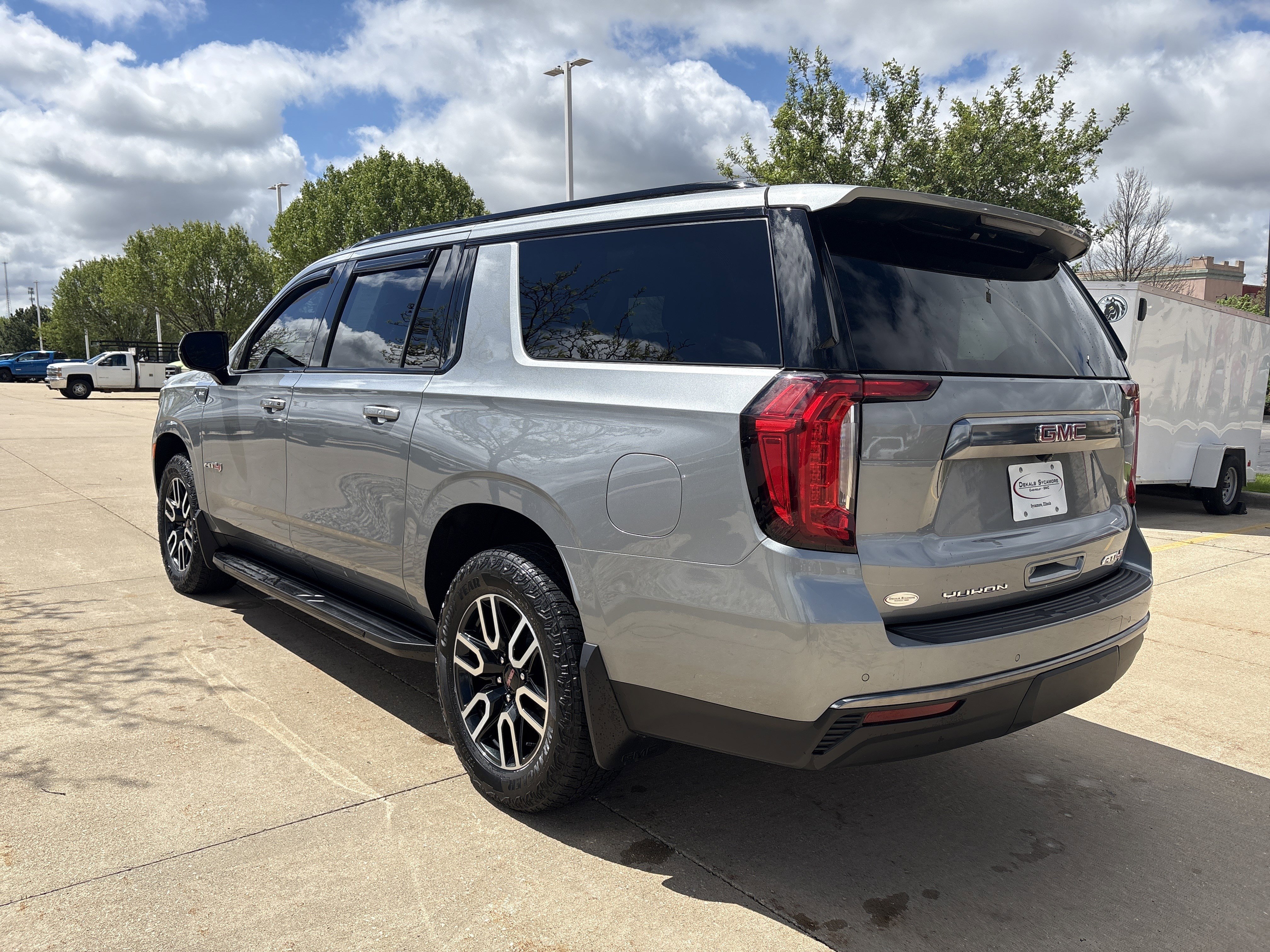 Used 2023 GMC Yukon XL AT4 AWD/4WD image 8