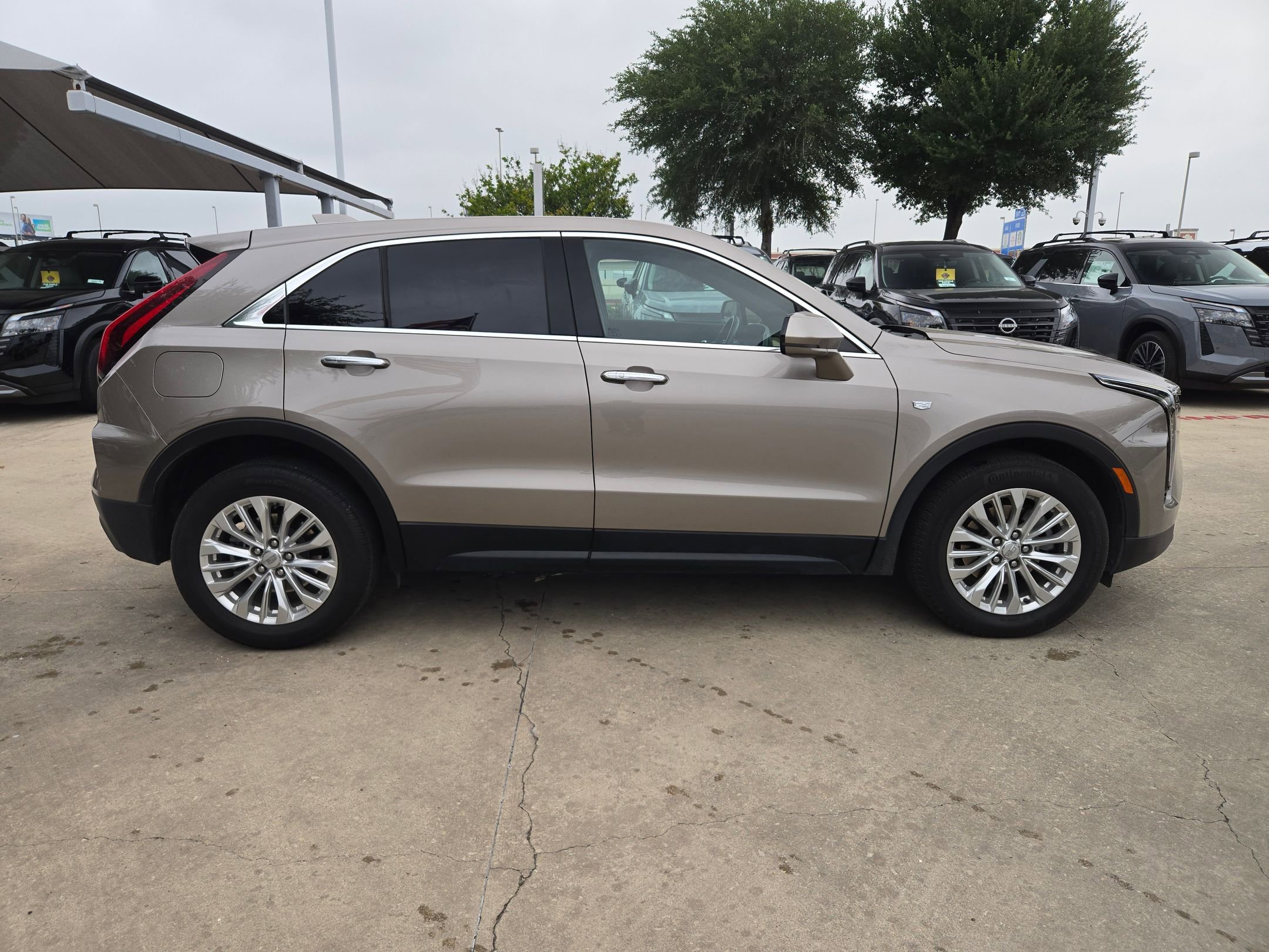 Used 2024 Cadillac XT4 Luxury w/ Cold Weather Package FWD image 2