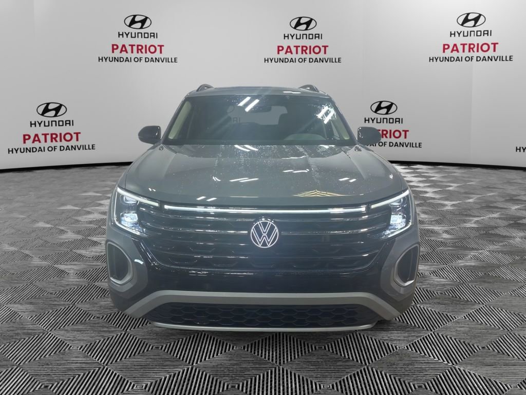 Used 2025 Volkswagen Atlas Peak Edition SE image 2