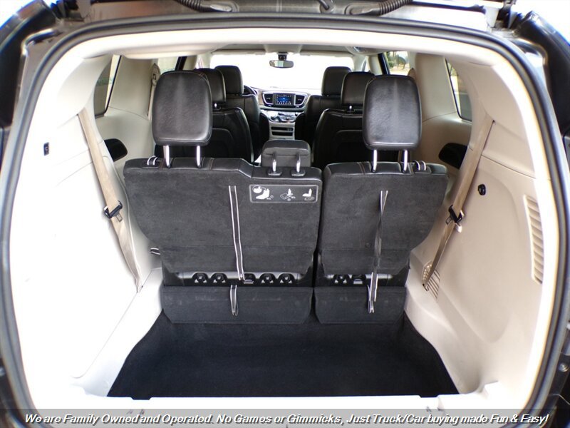 Used 2018 Chrysler Pacifica Touring-L FWD image 9