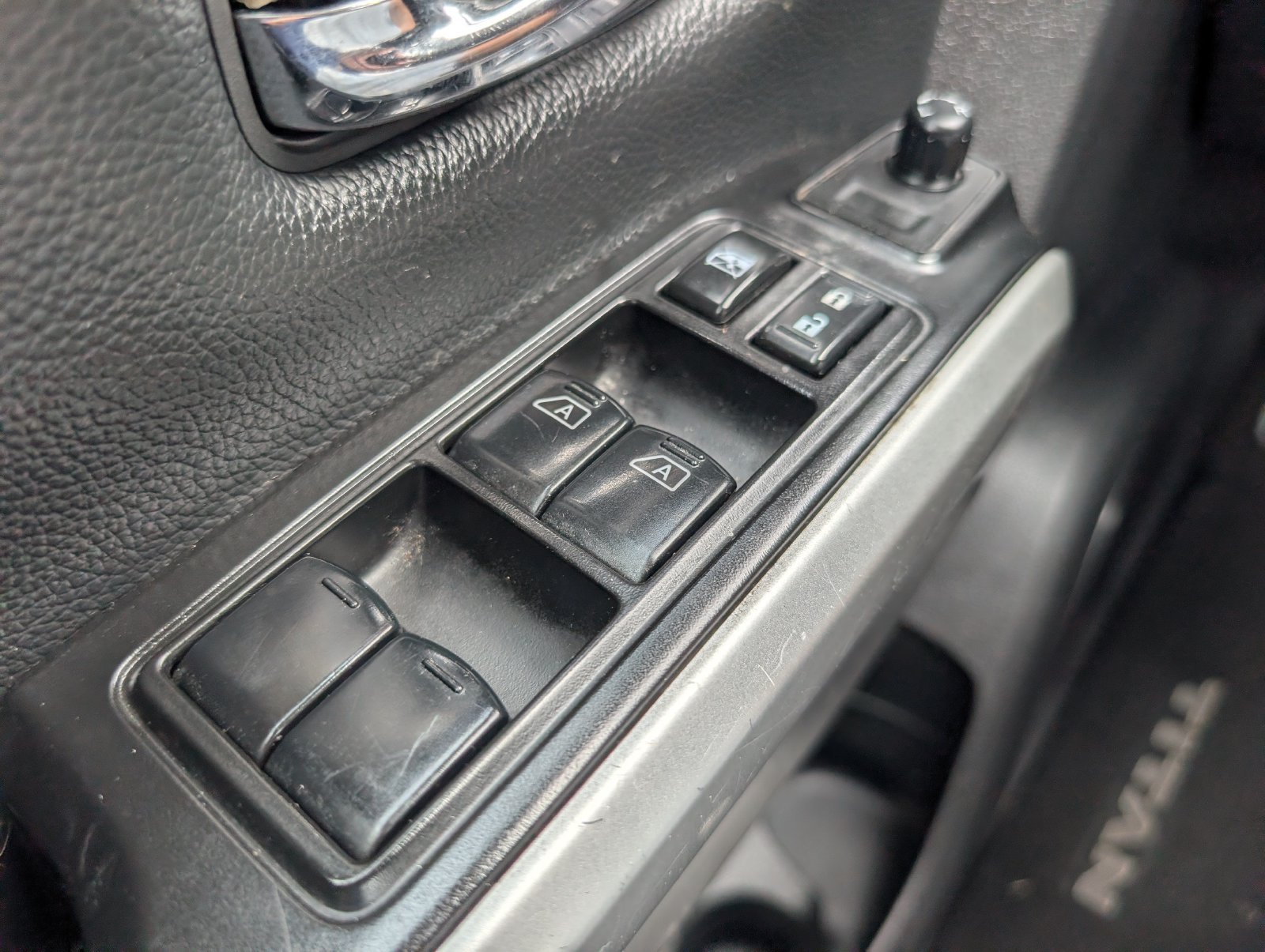 Used 2024 Nissan Titan SV w/ SV Convenience Package RWD image 15