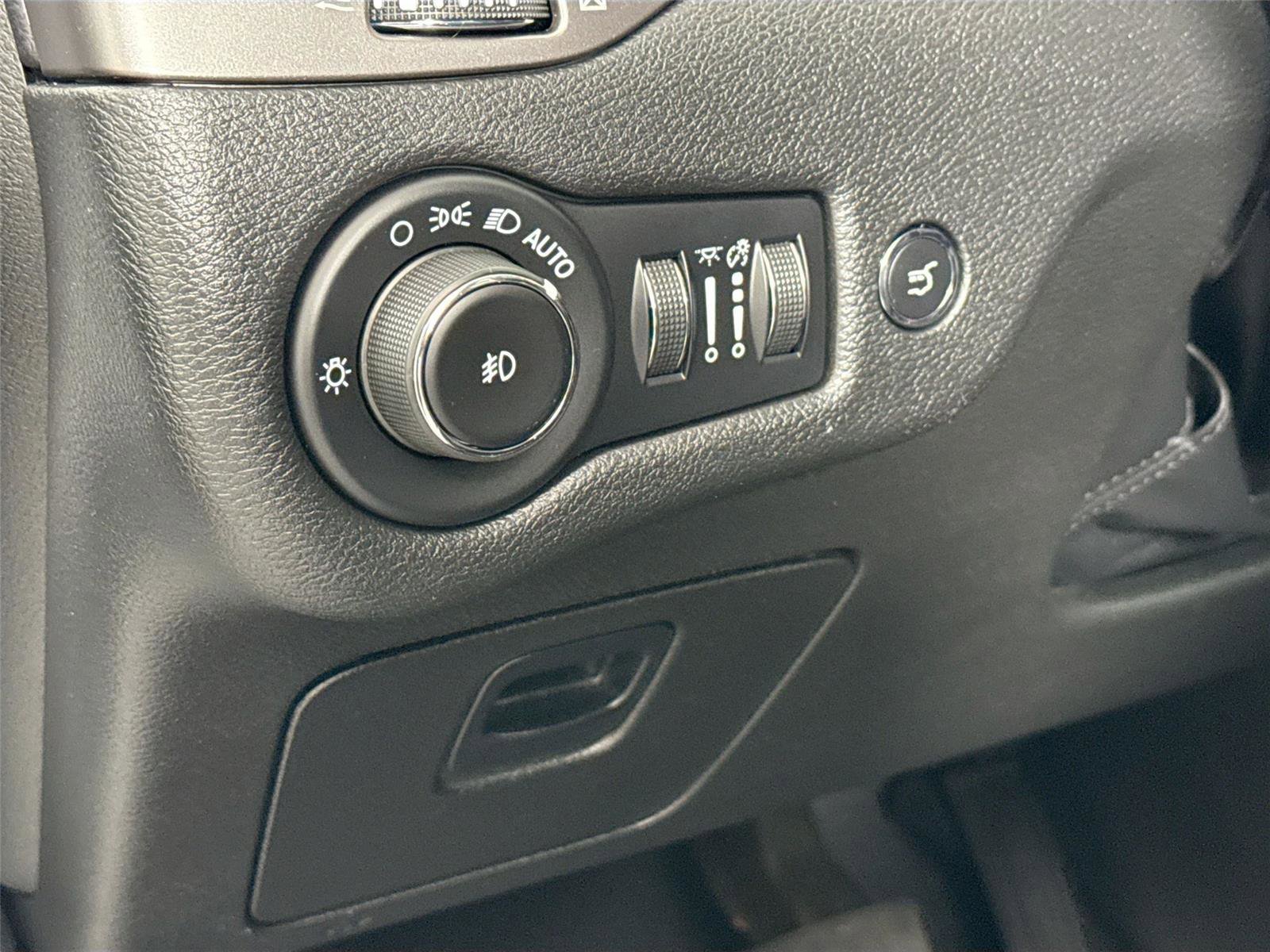 Used 2022 Jeep Cherokee Latitude Lux w/ Sun & Sound Group AWD/4WD image 14