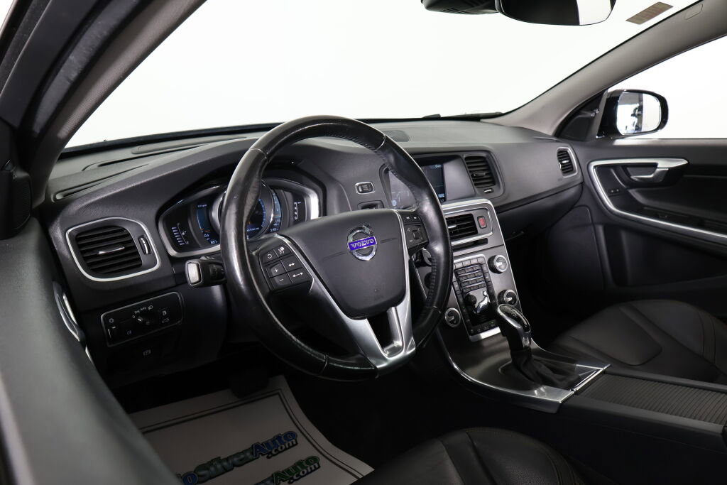 Used 2016 Volvo V60 T5 Cross Country Platinum image 10