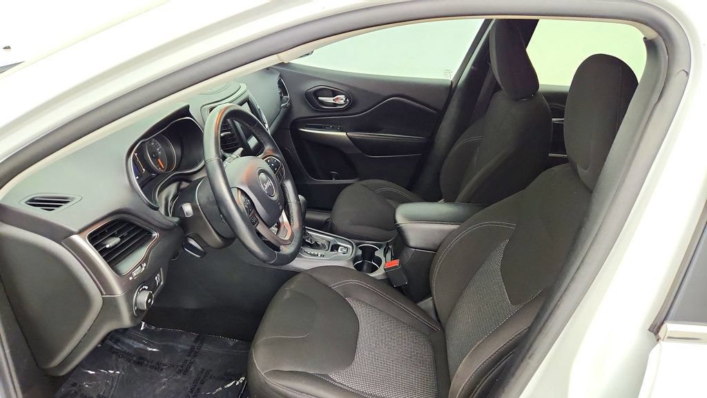 Used 2019 Jeep Cherokee Latitude w/ Cold Weather Group FWD image 19