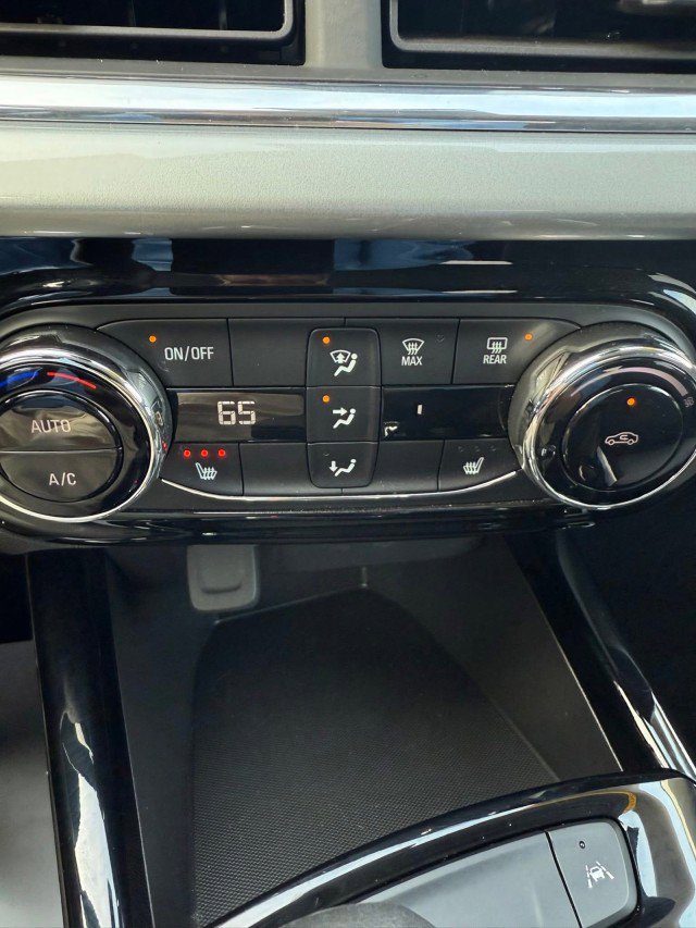 Used 2025 Chevrolet Trax LT w/ LT Convenience Package image 11