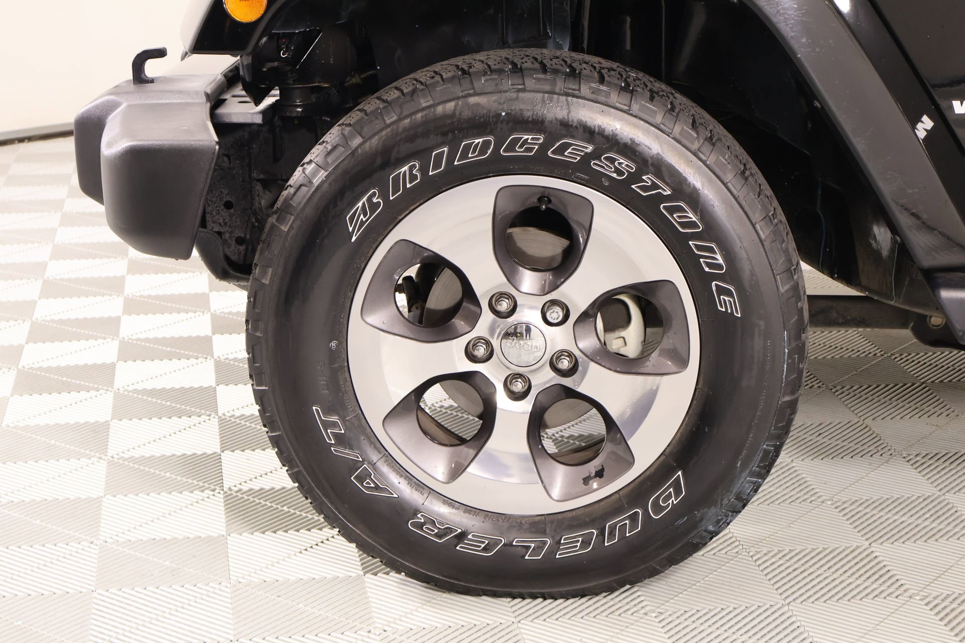 Used 2017 Jeep Wrangler Sahara w/ Connectivity Group AWD/4WD image 14