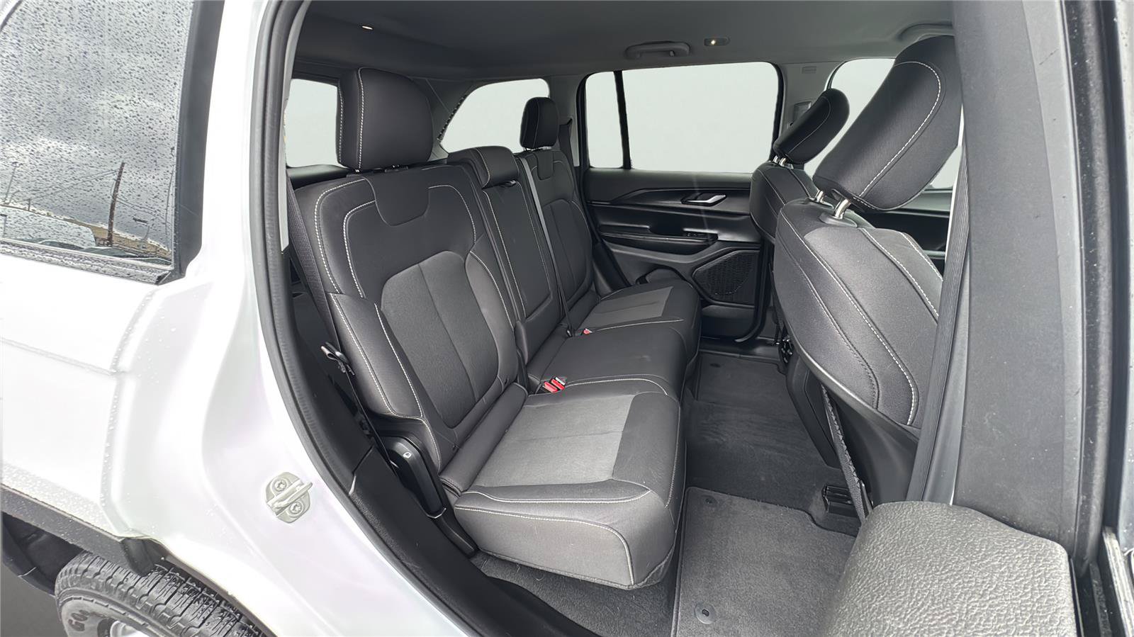 Used 2023 Jeep Grand Cherokee Laredo AWD/4WD image 22