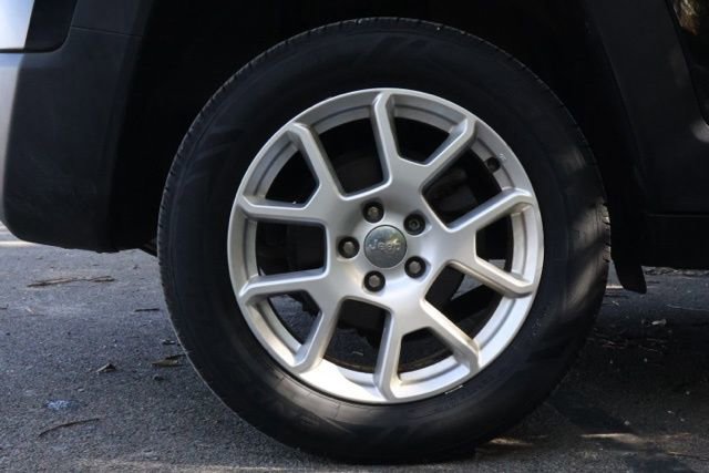 Used 2019 Jeep Renegade Latitude w/ Cold Weather Group image 16