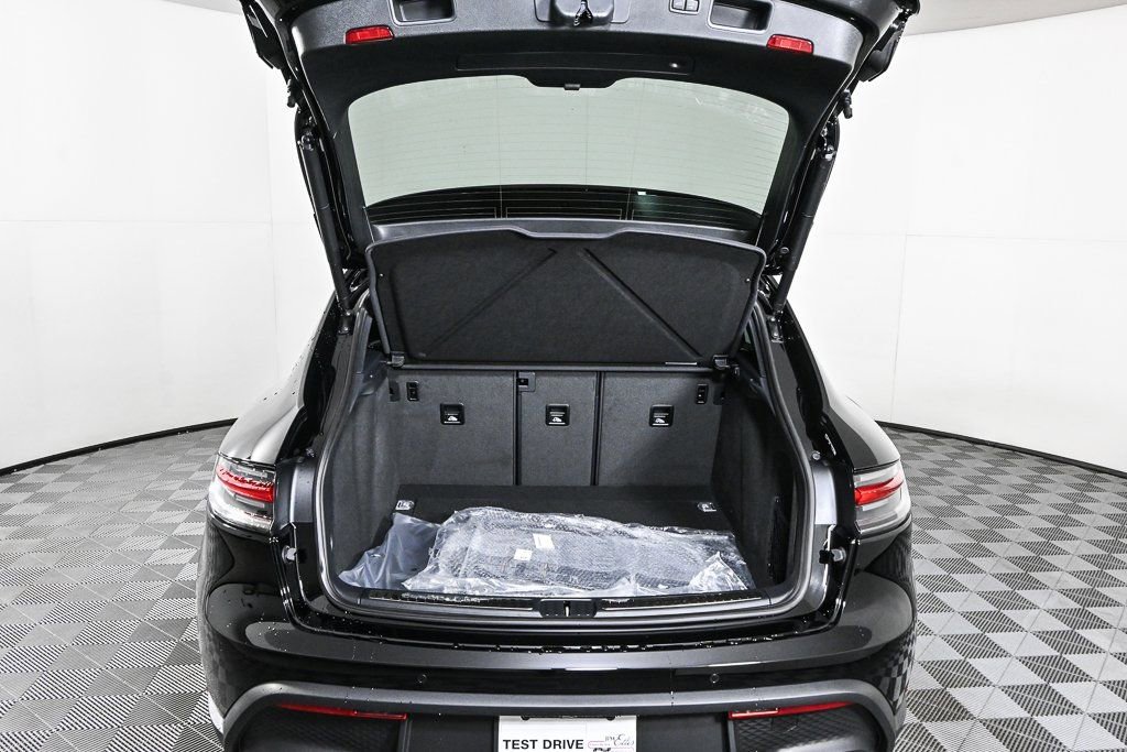 Certified 2026 Porsche Macan AWD/4WD image 32