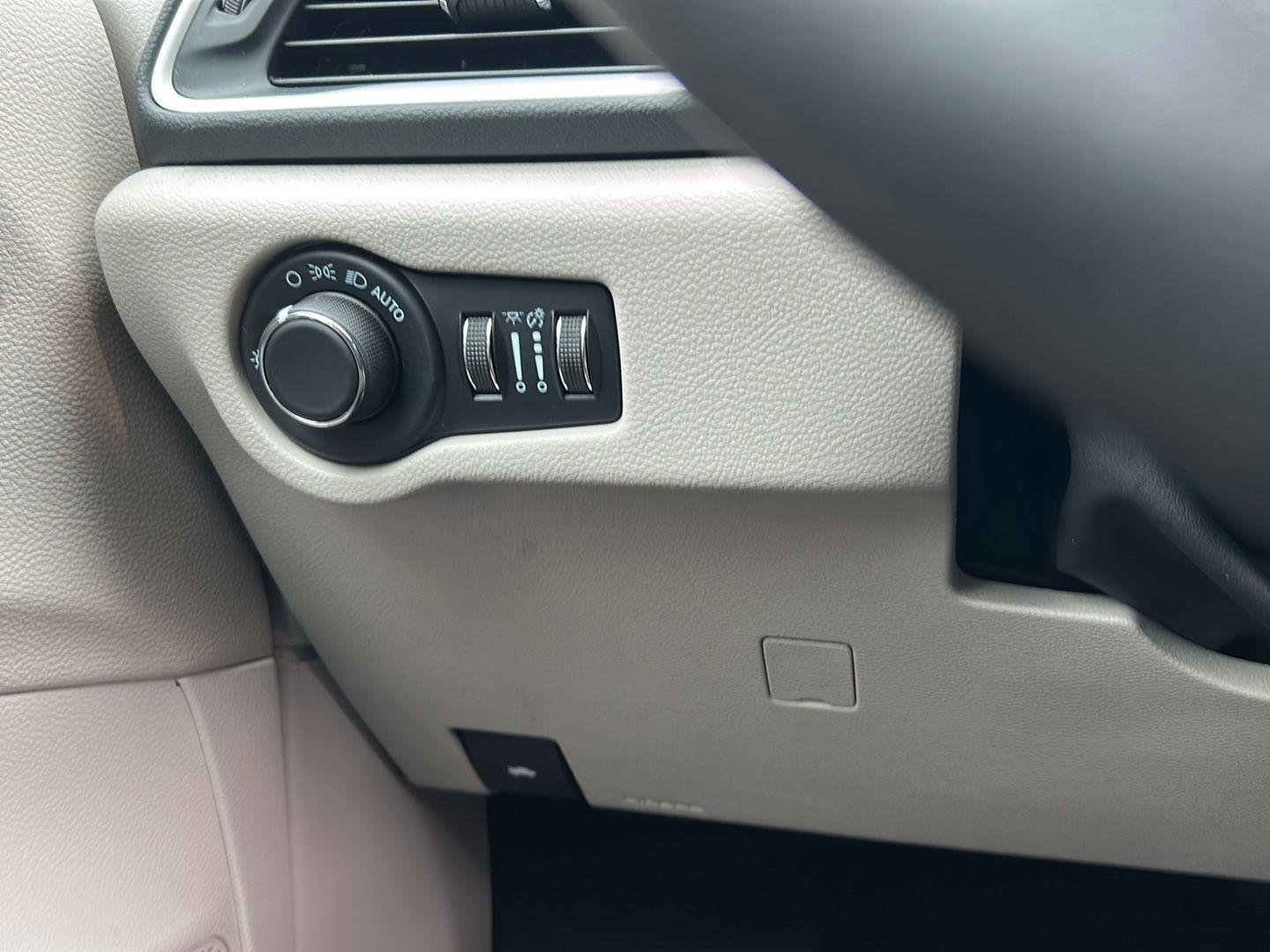 Used 2023 Chrysler Voyager LX image 12