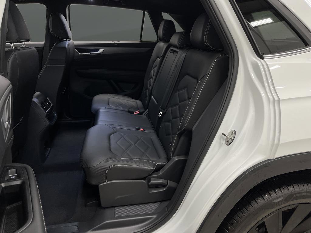 Certified 2025 Volkswagen Atlas Cross Sport SE w/ Panoramic Sunroof Package image 28