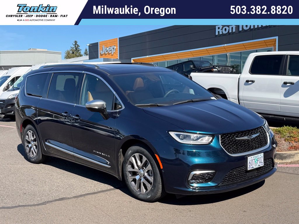 Used 2023 Chrysler Pacifica Pinnacle FWD image 1