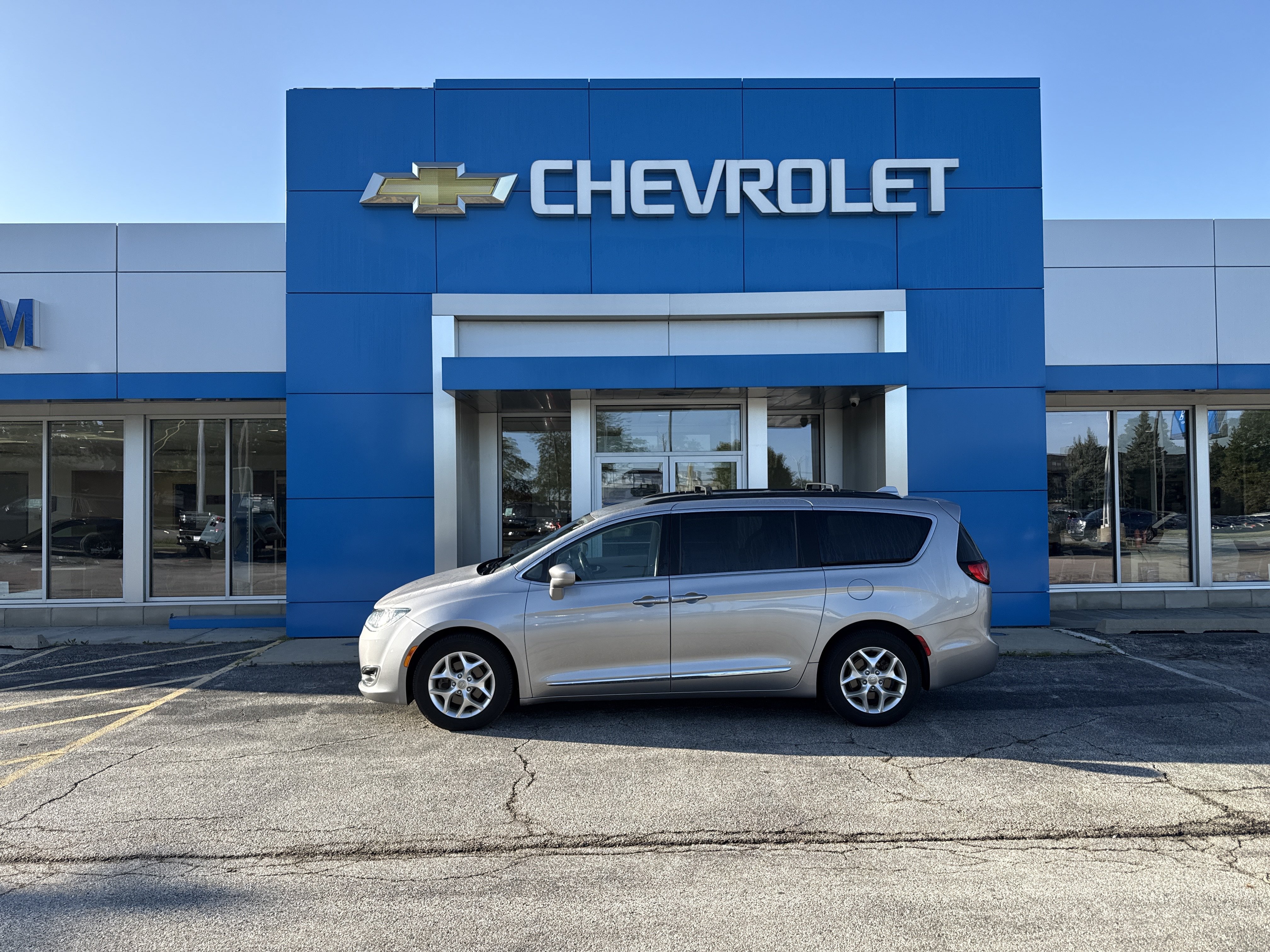 Used 2017 Chrysler Pacifica Touring-L w/ Tire & Wheel Group FWD image 2