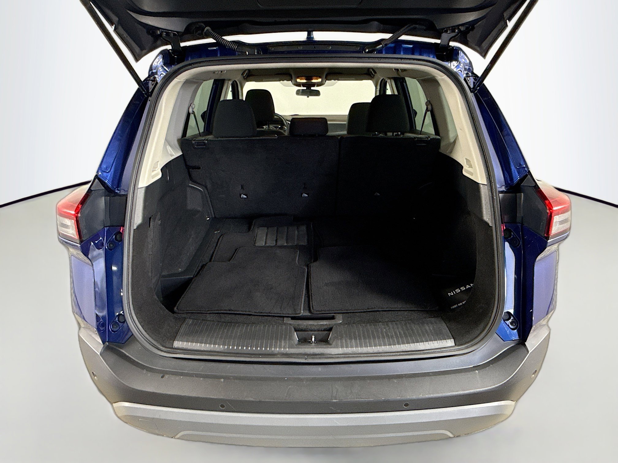 Used 2023 Nissan Rogue SV image 35