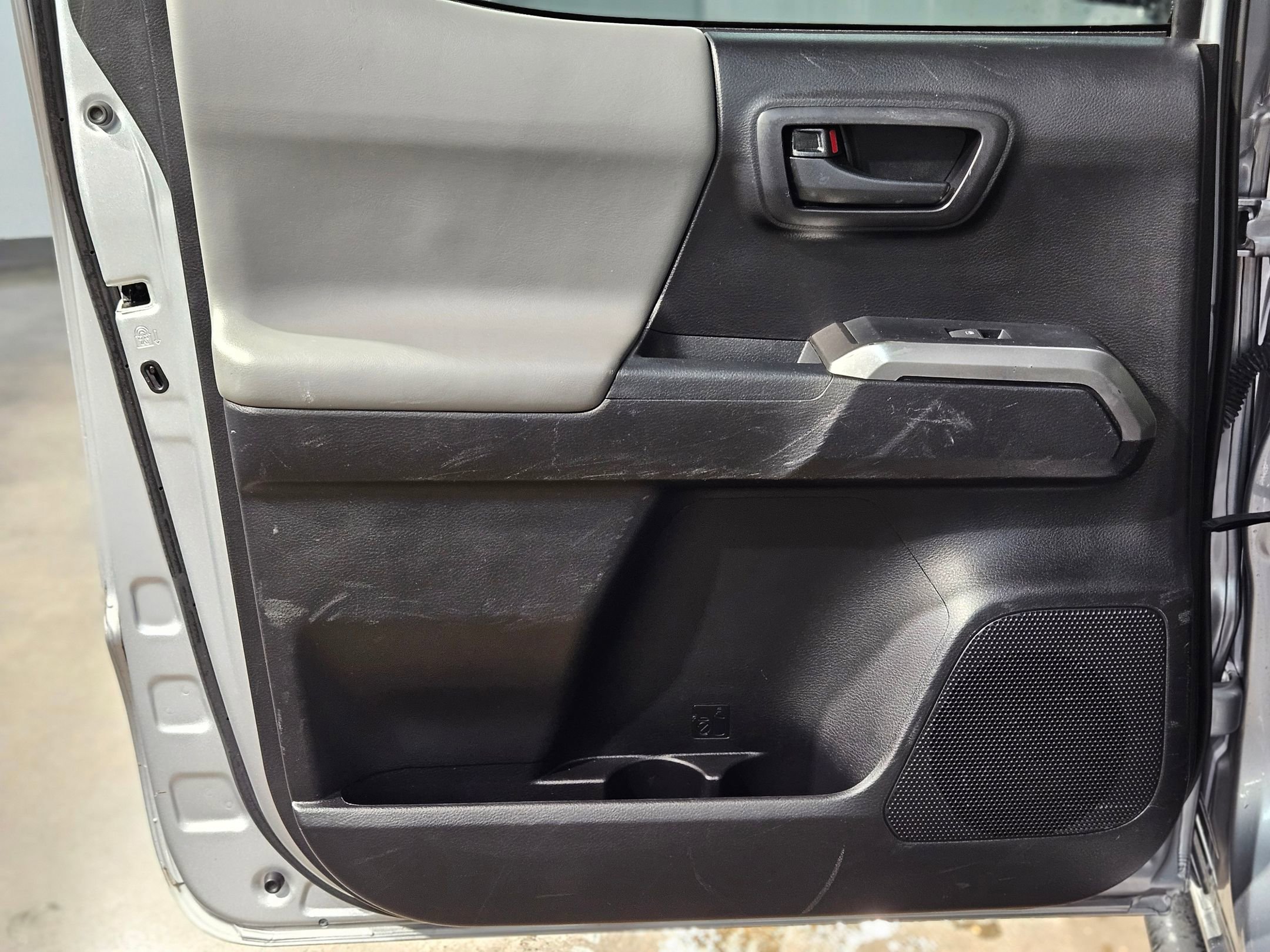 Used 2020 Toyota Tacoma SR5 image 32