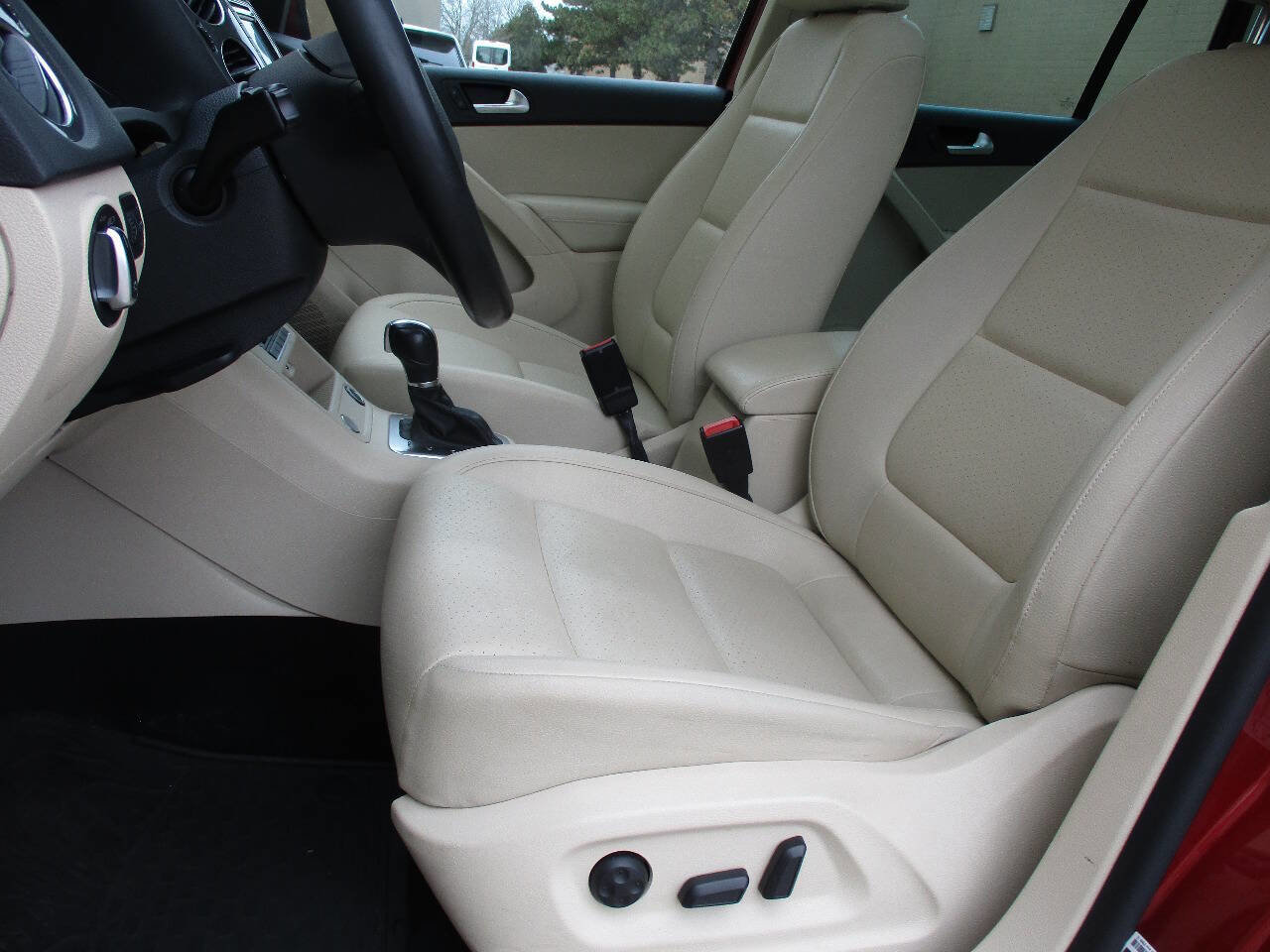 Used 2016 Volkswagen Tiguan SE image 21