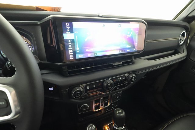Used 2025 Jeep Wrangler Unlimited Sahara image 15