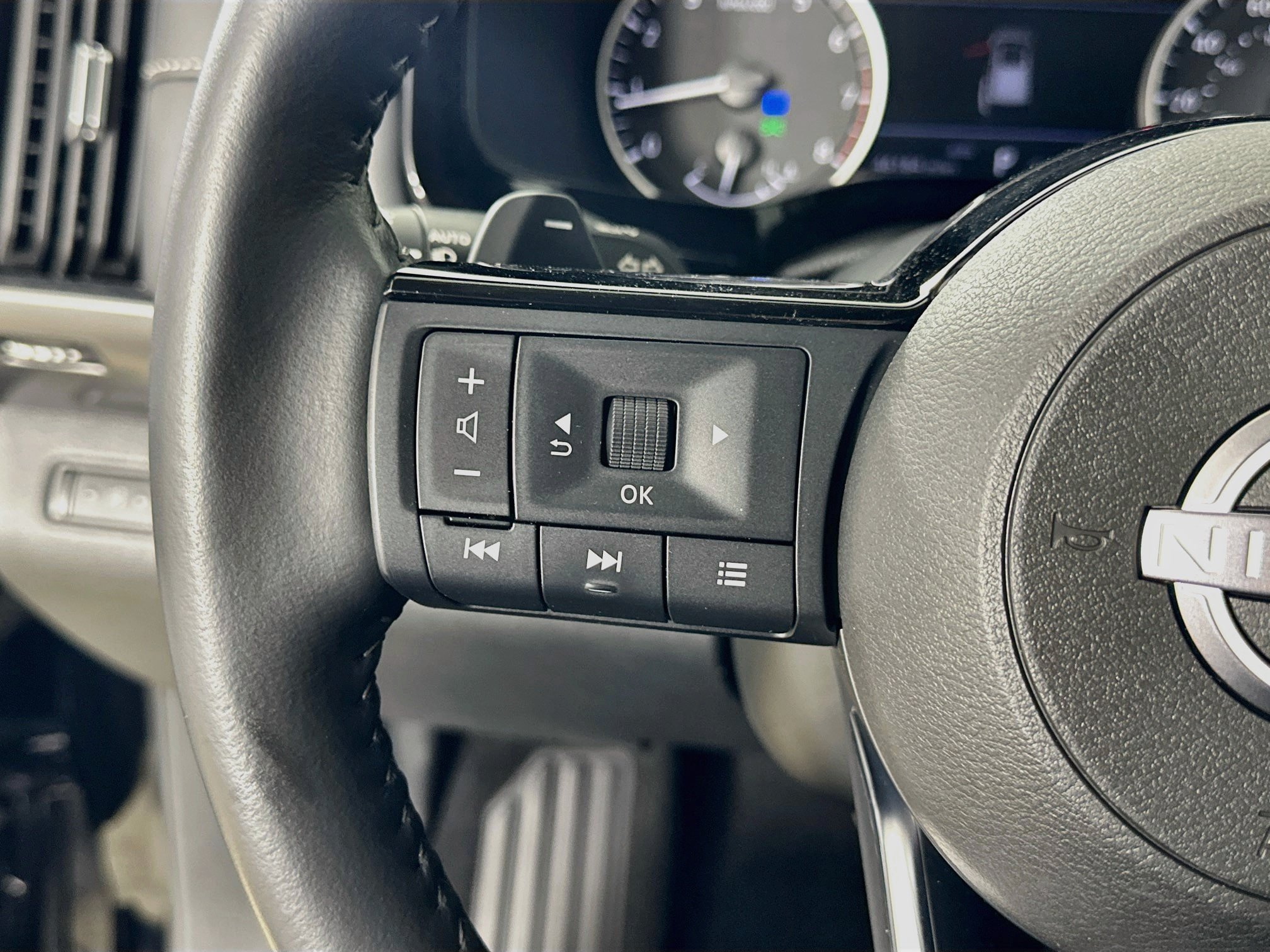 Used 2023 Nissan Pathfinder SL AWD/4WD image 13