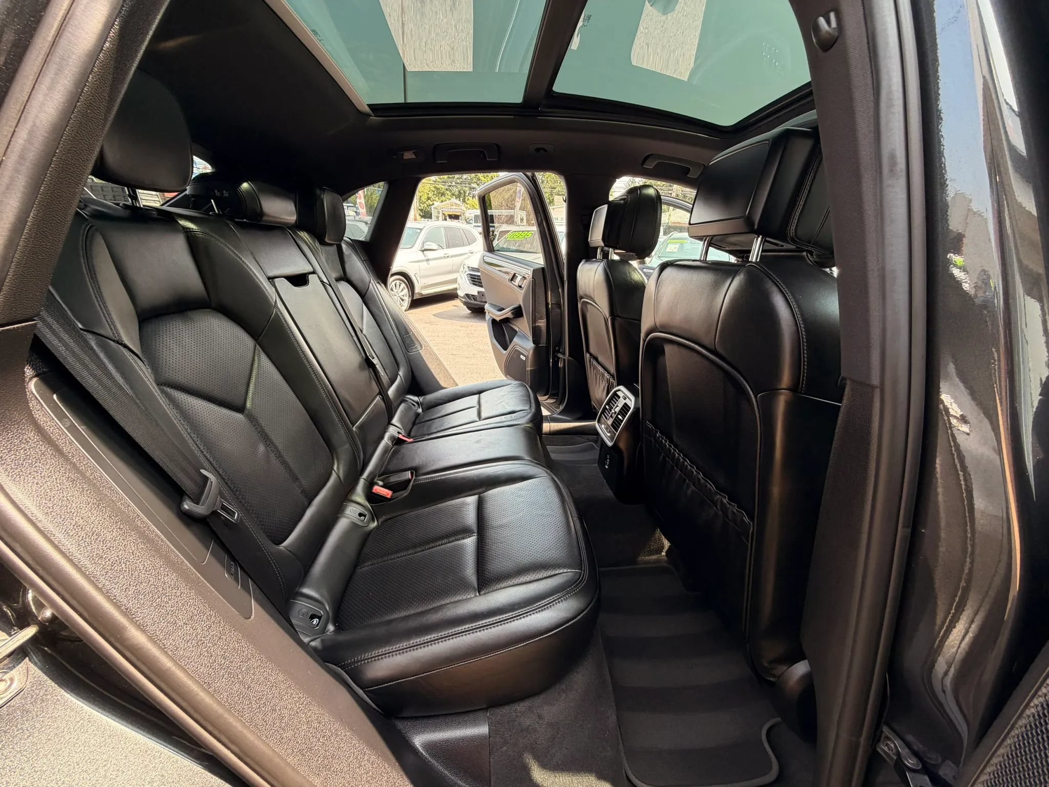Used 2018 Porsche Macan Sport Edition AWD/4WD image 15