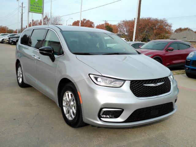 Used 2024 Chrysler Pacifica Touring-L FWD image 4