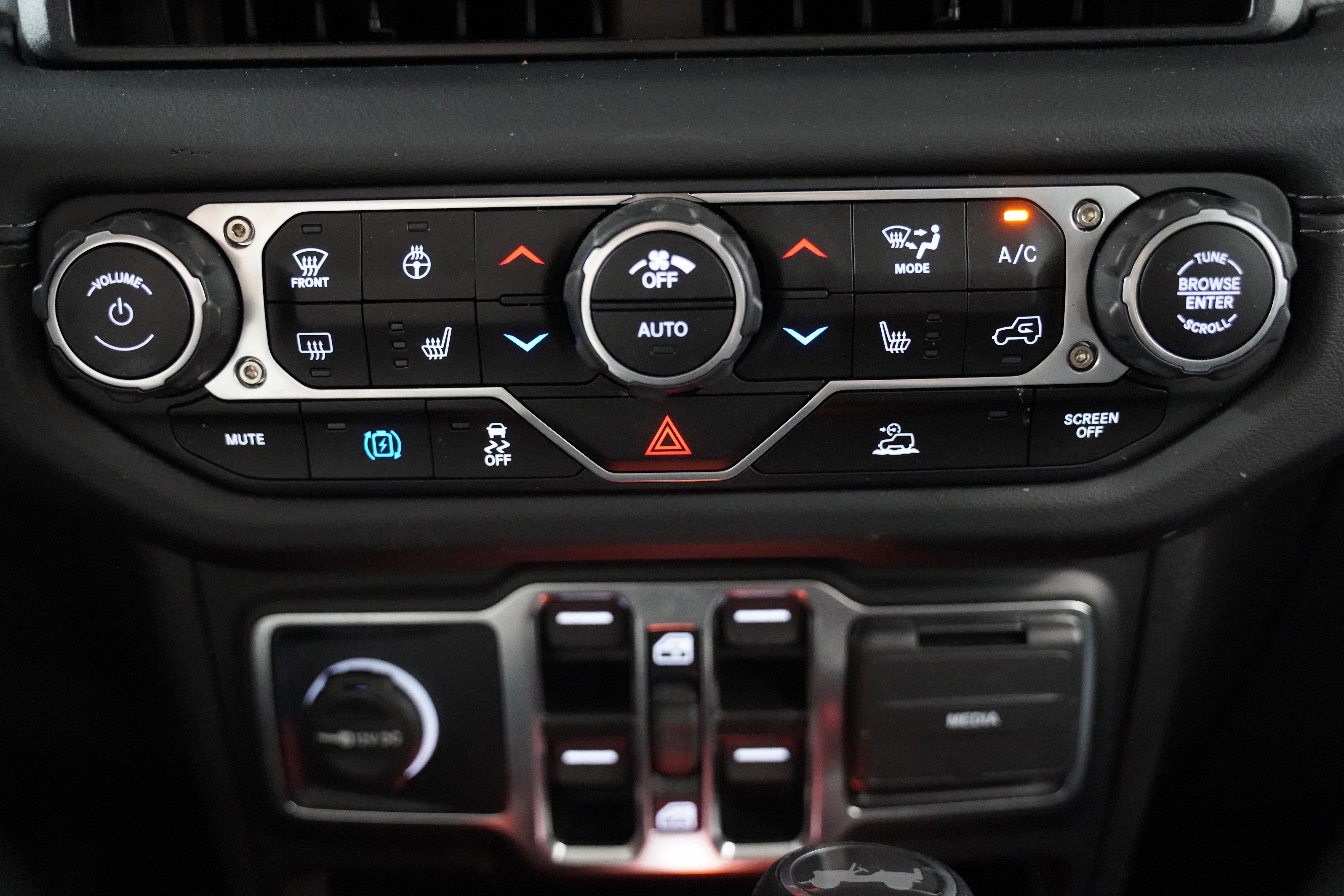 Used 2025 Jeep Wrangler Sahara AWD/4WD image 27