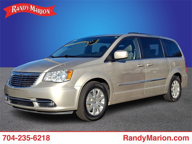 Used 2015 Chrysler Town & Country Touring image 1