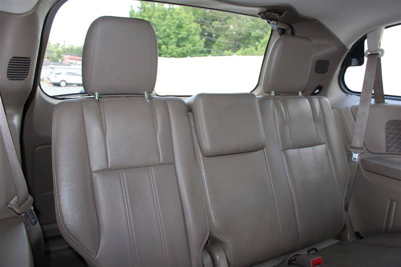 Used 2013 Chrysler Town & Country Touring FWD image 13