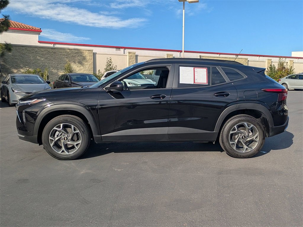Used 2025 Chevrolet Trax LT w/ LT Convenience Package image 10