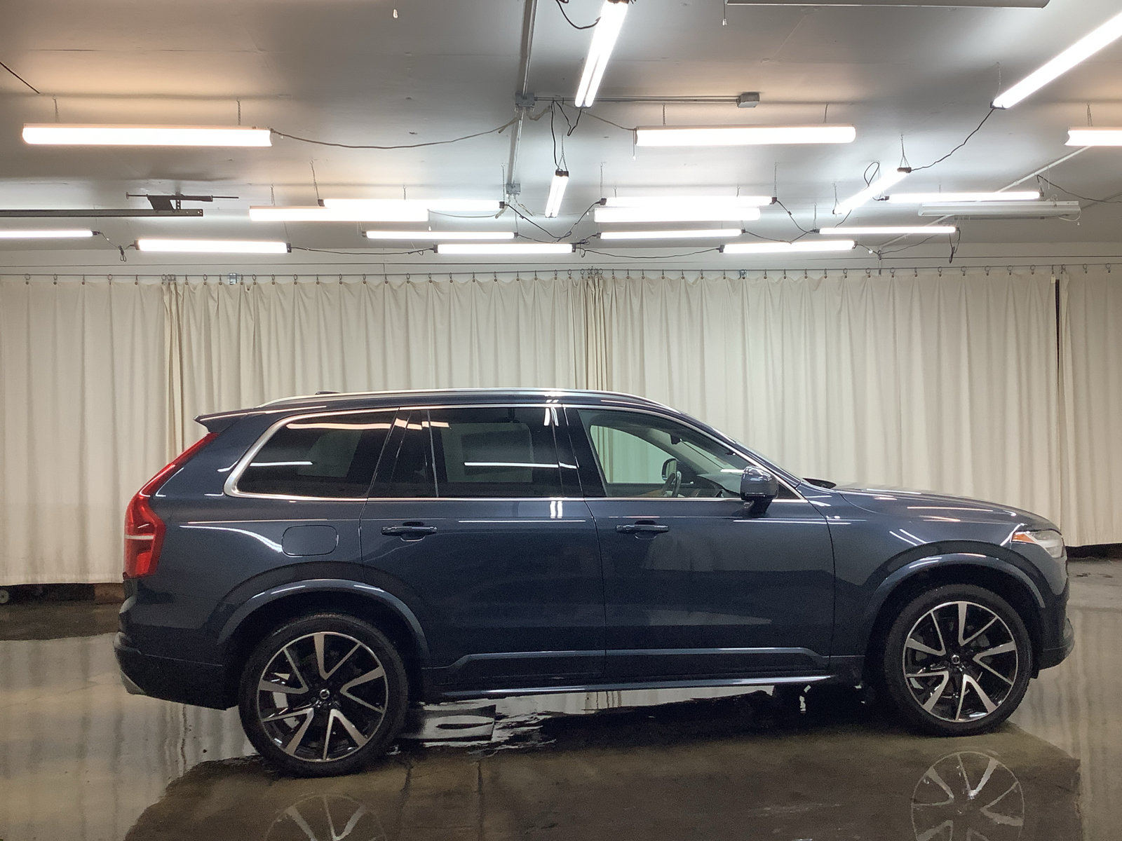 Used 2021 Volvo XC90 T6 Momentum w/ Protection Package AWD/4WD image 4