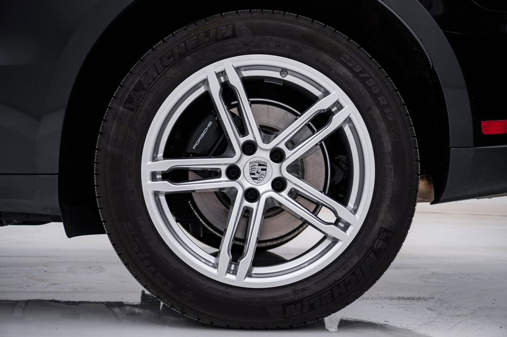 Certified 2025 Porsche Macan image 13
