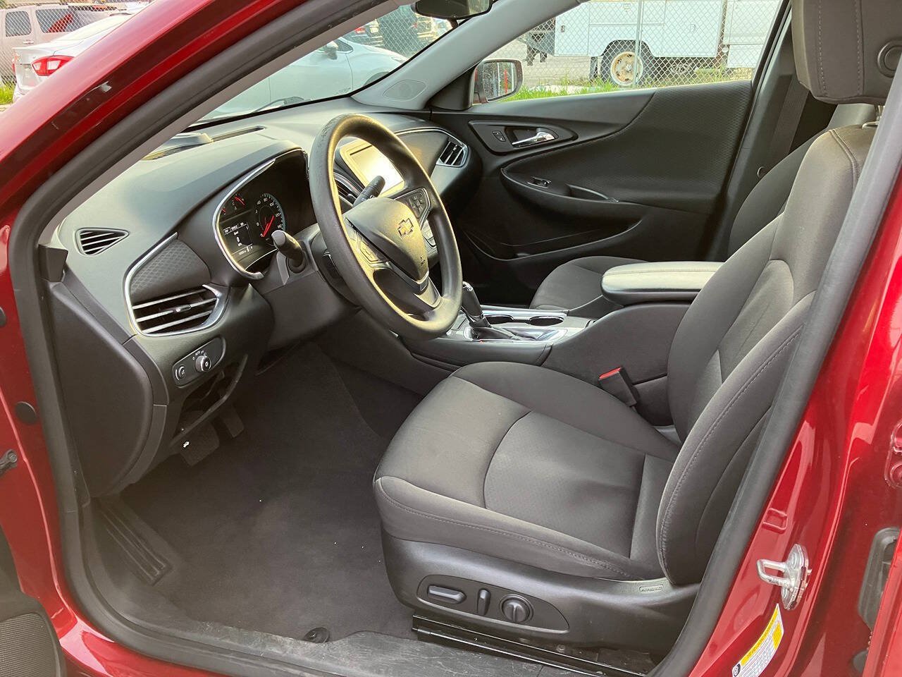 Used 2018 Chevrolet Malibu LT FWD image 5