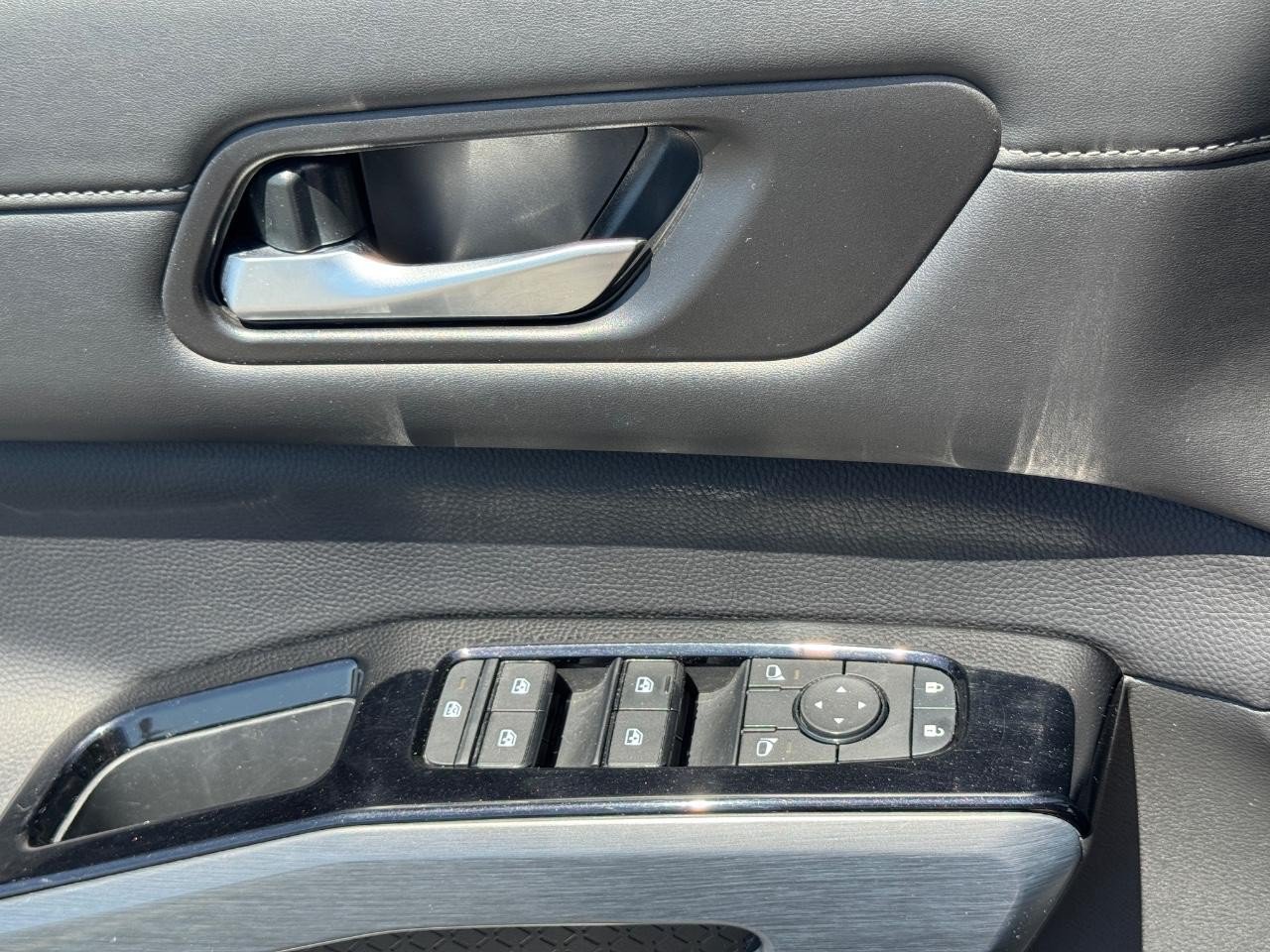 Used 2025 Nissan Pathfinder SL FWD image 27