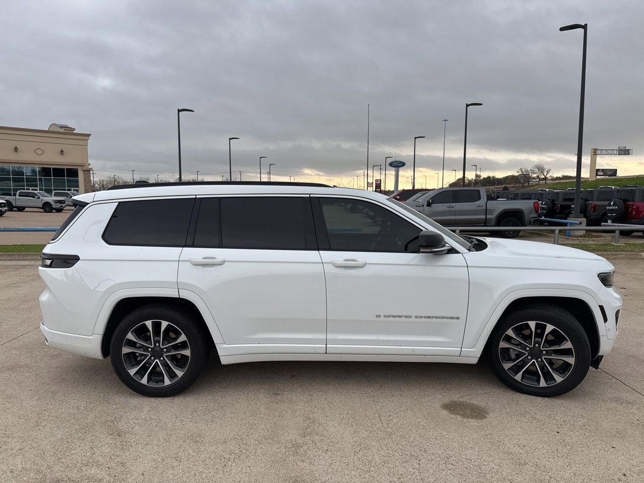 Used 2024 Jeep Grand Cherokee L Overland w/ Rear Seat Video Group I image 17