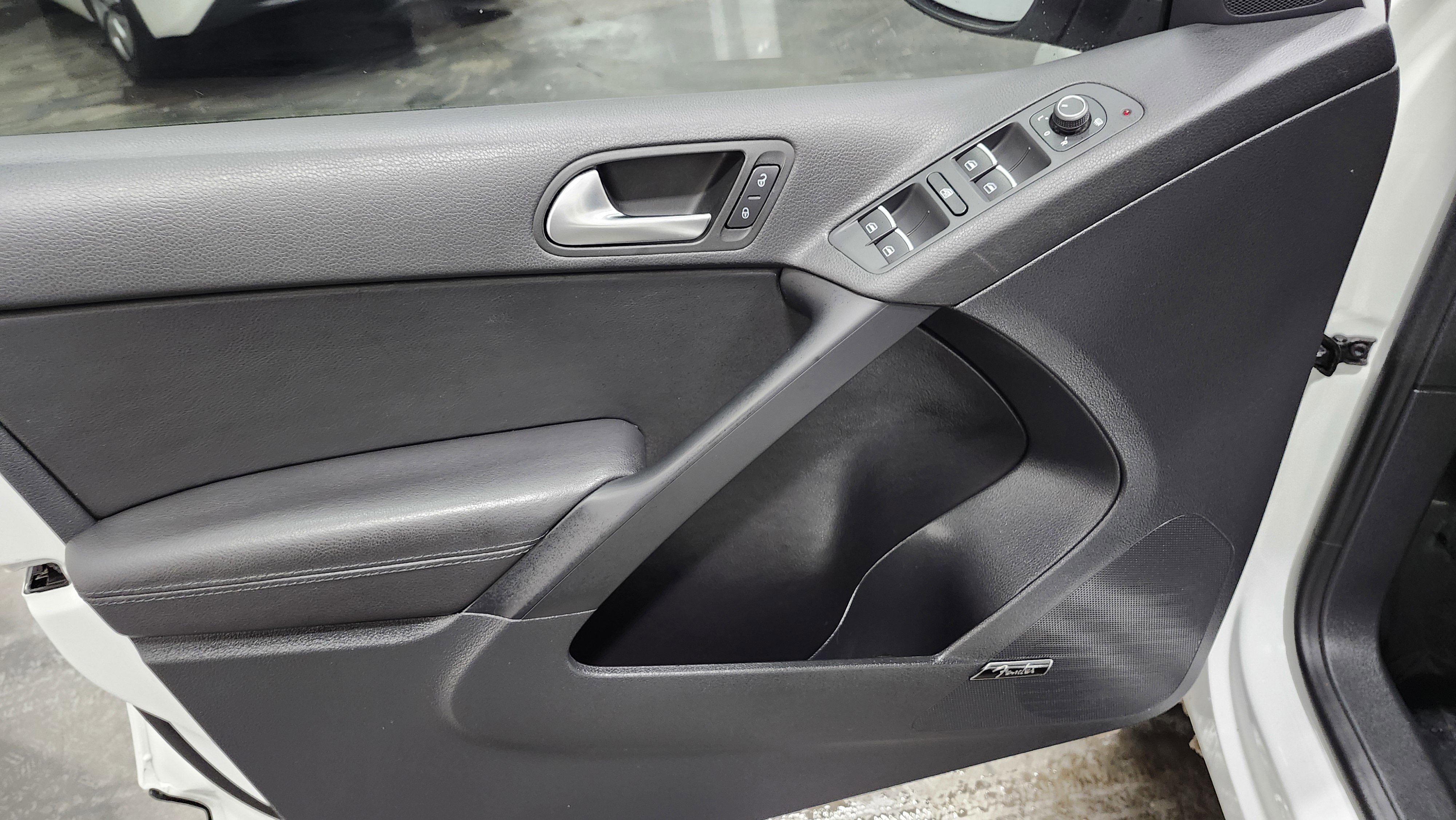 Used 2017 Volkswagen Tiguan SEL image 24