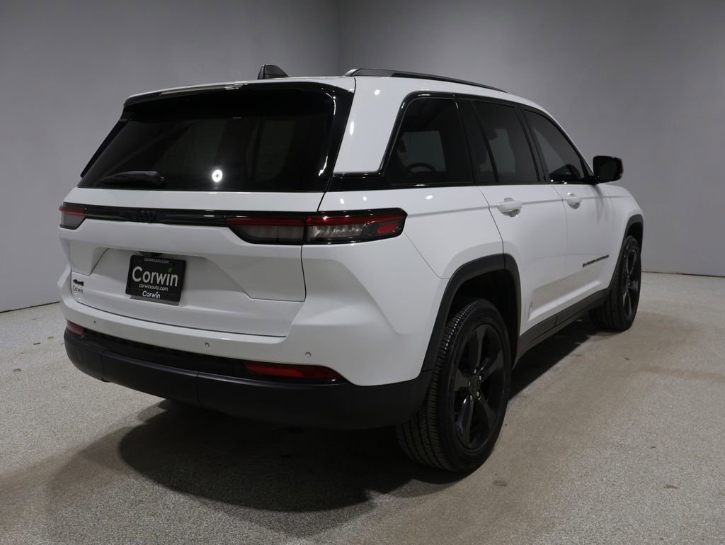 Used 2023 Jeep Grand Cherokee Altitude image 2