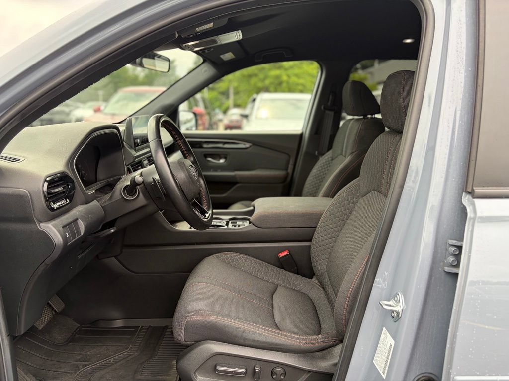 Used 2025 Honda Pilot Sport image 21