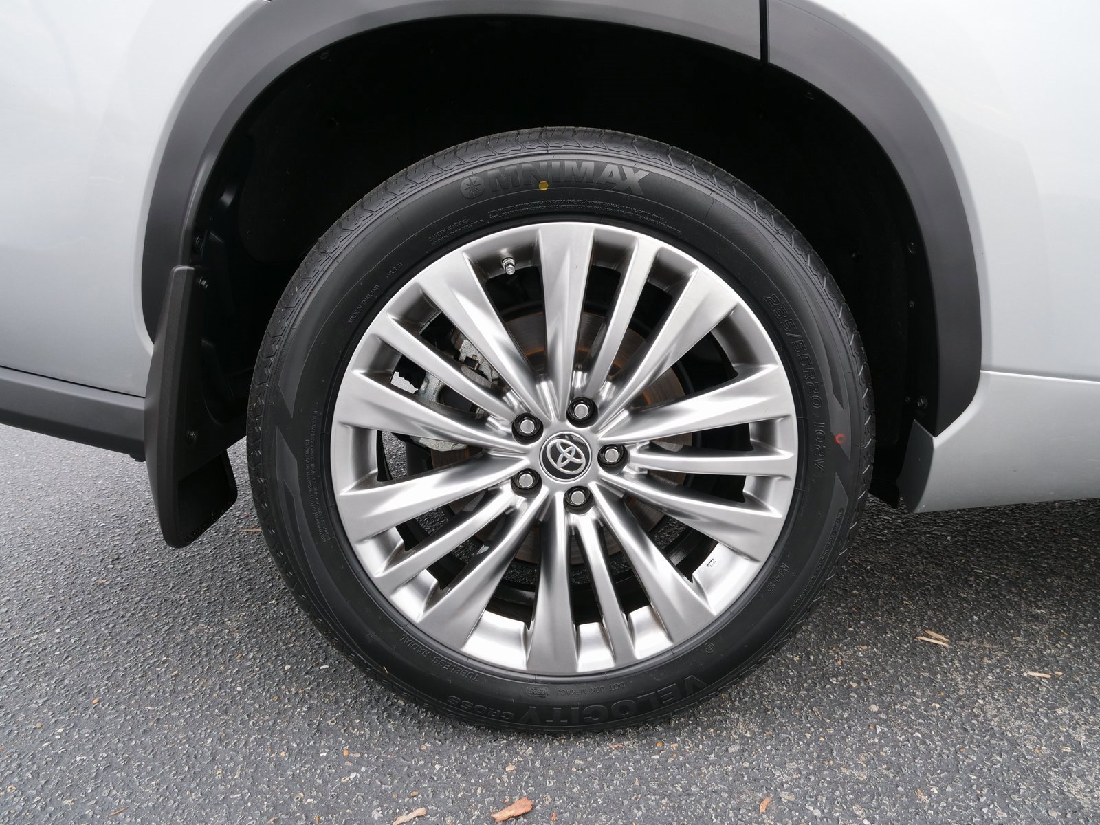 Used 2024 Toyota Highlander Platinum image 11