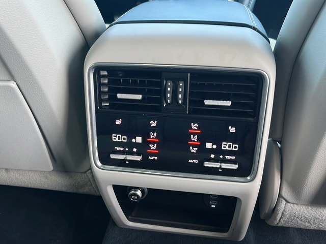Used 2022 Porsche Cayenne Platinum Edition AWD/4WD image 12